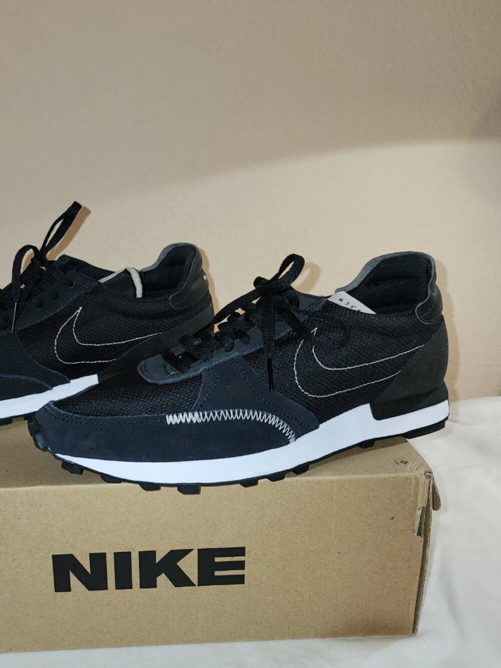 Nike DayBreak Type Women's Black/White Size 9.5M US